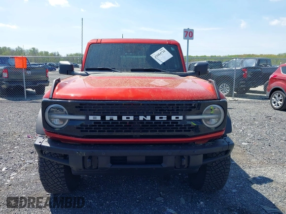 2022 Ford Bronco z VIN 1FMEE5DP3NLB42355, wystawiony jako IAAI lot #42084720 z przebiegiem 35 183 mil mil oraz . Historia ofert i sprzedaży dostępna na DreamBid. Obrazek 12.