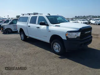 2022 Ram 2500 Tradesman z VIN 3C6UR5CL9NG222282, wystawiony jako IAAI lot #42459340 z przebiegiem 39 616 mil mil oraz . Historia ofert i sprzedaży dostępna na DreamBid. Obrazek 1.
