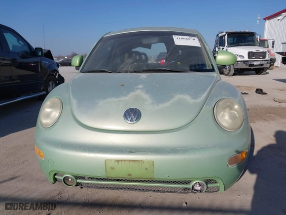 2000 Volkswagen New Beetle GLS with VIN 3VWCA21C0YM403254, listed as a IAAI auction lot 41806878 with 119,547 mi miles. Bid and sale history available at carsss.com. Image 13.