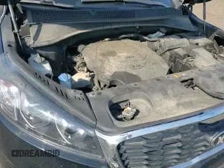 2020 Kia Sorento LX z VIN 5XYPGDA51LG619152, wystawiony jako Copart lot #62374995 z przebiegiem 116 164 mil mil oraz Szkoda całkowita • Salvage title. Historia ofert i sprzedaży dostępna na DreamBid. Obrazek 14.