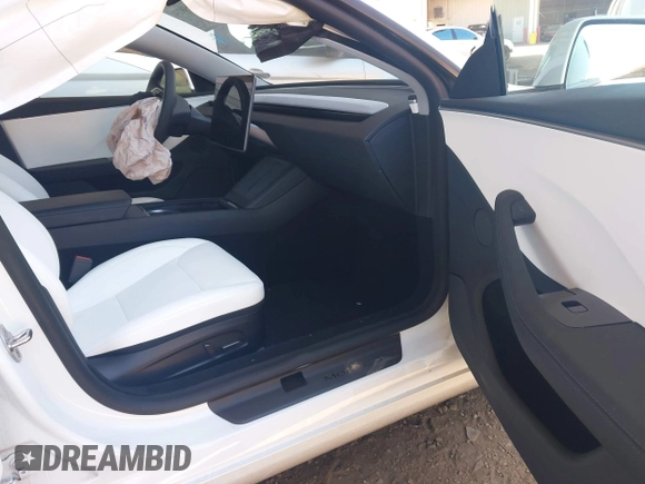 2025 Tesla Model 3 Long Range z VIN 5YJ3E1EB9SF885771, wystawiony jako IAAI lot #42158734 z przebiegiem 3480 mil mil oraz . Historia ofert i sprzedaży dostępna na DreamBid. Obrazek 5.