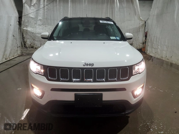 2020 Jeep Compass Latitude z VIN 3C4NJDBB3LT244287, wystawiony jako Copart lot #57587395 z przebiegiem 53 063 mil mil oraz Czysty tytuł • Clean title. Historia ofert i sprzedaży dostępna na DreamBid. Obrazek 5.