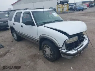 2000 Chevrolet Blazer LT with VIN 1GNDT13W9Y2361409, listed as a IAAI auction lot 41682859 with 139,265 mi miles. Bid and sale history available at carsss.com. Image 1.