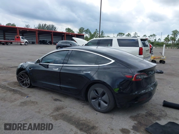 2018 Tesla Model 3 Long Range Battery z VIN 5YJ3E1EA2JF156808, wystawiony jako IAAI lot #42160829 z przebiegiem 106 258 mil mil oraz . Historia ofert i sprzedaży dostępna na DreamBid. Obrazek 3.