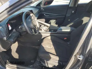 2023 Hyundai Elantra SEL z VIN KMHLS4AGXPU565428, wystawiony jako Copart lot #50347355 z przebiegiem Nie podano mil oraz Szkoda całkowita • Salvage title. Historia ofert i sprzedaży dostępna na DreamBid. Obrazek 7.