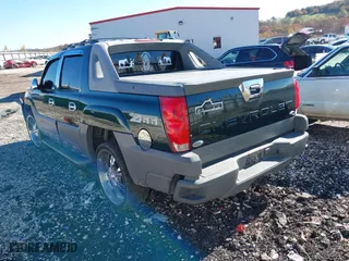 2002 Chevrolet Avalanche with VIN 3GNEC13T62G263379, listed as a IAAI auction lot 40907582 with 220,309 mi miles. Bid and sale history available at carsss.com. Image 3.