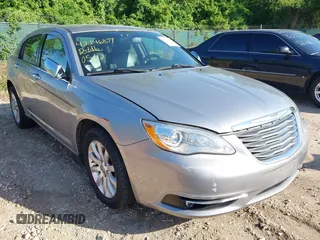 2014 Chrysler 200 Limited z VIN 1C3CCBCG3EN157576, wystawiony jako IAAI lot #42246877 z przebiegiem 148 144 mil mil oraz . Historia ofert i sprzedaży dostępna na DreamBid. Obrazek 6.