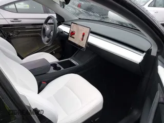 2024 Tesla Model Y Long Range z VIN 7SAYGDEE4RF014480, wystawiony jako IAAI lot #41979686 z przebiegiem 13 829 mil mil oraz . Historia ofert i sprzedaży dostępna na DreamBid. Obrazek 5.