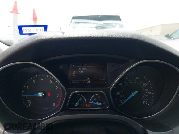2018 Ford Focus SE z VIN 1FADP3F22JL292697, wystawiony jako IAAI lot #42094271 z przebiegiem 43 614 mil mil oraz . Historia ofert i sprzedaży dostępna na DreamBid. Obrazek 7.