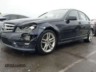2013 Mercedes-Benz C 300 Sport z VIN WDDGF8AB7DR264500, wystawiony jako IAAI lot #41943477 z przebiegiem 125 547 mil mil oraz . Historia ofert i sprzedaży dostępna na DreamBid. Obrazek 2.