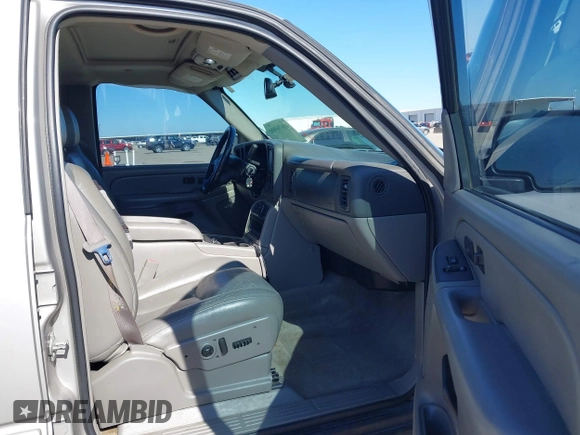 2005 Chevrolet Tahoe LT z VIN 1GNEC13T85J254296, wystawiony jako IAAI lot #41676900 z przebiegiem 214 305 mil mil oraz . Historia ofert i sprzedaży dostępna na DreamBid. Obrazek 5.