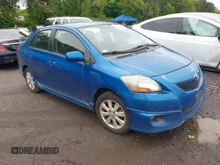 2009 Toyota Yaris z VIN JTDBT903791328862, wystawiony jako IAAI lot #42327669 z przebiegiem 160 747 mil mil oraz . Historia ofert i sprzedaży dostępna na DreamBid. Obrazek 1.