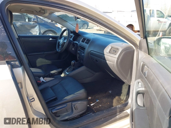 2014 Volkswagen Jetta SE z VIN 3VWD17AJ7EM316320, wystawiony jako IAAI lot #41464760 z przebiegiem 176 498 mil mil oraz . Historia ofert i sprzedaży dostępna na DreamBid. Obrazek 5.