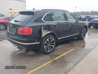 2019 Bentley Bentayga V8 z VIN SJAAM2ZVXKC025218, wystawiony jako IAAI lot #41741586 z przebiegiem 52 457 mil mil oraz . Historia ofert i sprzedaży dostępna na DreamBid. Obrazek 4.