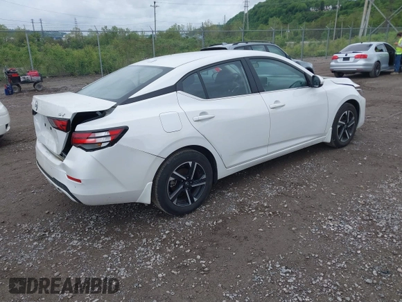 2024 Nissan Sentra SV z VIN 3N1AB8CV1RY221651, wystawiony jako IAAI lot #42215900 z przebiegiem 11 241 mil mil oraz . Historia ofert i sprzedaży dostępna na DreamBid. Obrazek 4.