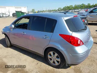 2009 Nissan Versa S z VIN 3N1BC13E29L404742, wystawiony jako IAAI lot #42394095 z przebiegiem 183 334 mil mil oraz . Historia ofert i sprzedaży dostępna na DreamBid. Obrazek 3.