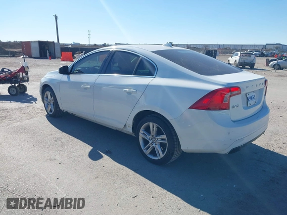 2015 Volvo S60 T5 Drive-E Premier z VIN YV140MFKXF1351769, wystawiony jako IAAI lot #41392860 z przebiegiem 56 920 mil mil oraz . Historia ofert i sprzedaży dostępna na DreamBid. Obrazek 3.