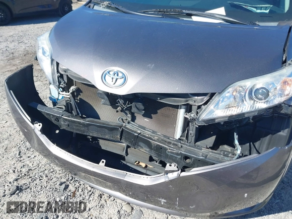 2016 Toyota Sienna XLE with VIN 5TDYK3DCXGS706385, listed as a IAAI auction lot 41286243 with 138,553 mi miles. Bid and sale history available at carsss.com. Image 6.