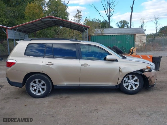 2011 Toyota Highlander with VIN 5TDBK3EH0BS057639, listed as a IAAI auction lot 40617496 with 94,093 mi miles. Bid and sale history available at carsss.com. Image 13.