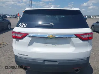 2020 Chevrolet Traverse LS z VIN 1GNERFKW8LJ262886, wystawiony jako IAAI lot #42124771 z przebiegiem 22 357 mil mil oraz . Historia ofert i sprzedaży dostępna na DreamBid. Obrazek 16.