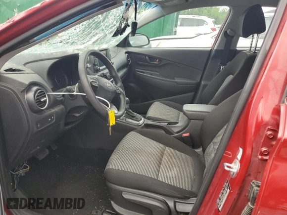 2021 Hyundai Kona SE z VIN KM8K1CAA4MU644545, wystawiony jako Copart lot #56588105 z przebiegiem 86 172 mil mil oraz Szkody całkowita. Historia ofert i sprzedaży dostępna na DreamBid. Obrazek 7.
