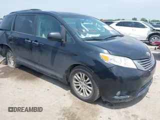 2016 Toyota Sienna XLE z VIN 5TDYK3DC5GS703586, wystawiony jako IAAI lot #42323587 z przebiegiem 127 640 mil mil oraz . Historia ofert i sprzedaży dostępna na DreamBid. Obrazek 1.