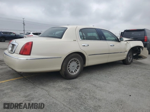 2002 Lincoln Town Car Ultimate L z VIN 1LNHM85W22Y630959, wystawiony jako Copart lot #55853945 z przebiegiem 45 622 mil mil oraz Szkoda całkowita • Salvage title. Historia ofert i sprzedaży dostępna na DreamBid. Obrazek 3.