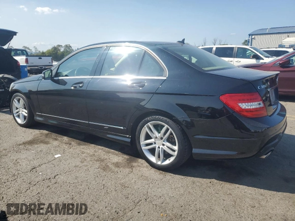 2013 Mercedes-Benz C 300 Sport z VIN WDDGF8AB2DG104911, wystawiony jako Copart lot #71530664 z przebiegiem 125 565 mil mil oraz Szkoda całkowita • Salvage title. Historia ofert i sprzedaży dostępna na DreamBid. Obrazek 2.
