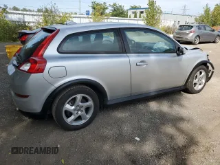 2012 Volvo C30 z VIN YV1672MK2C2276602, wystawiony jako Copart lot #71558424 z przebiegiem 126 717 mil mil oraz Szkody całkowita. Historia ofert i sprzedaży dostępna na DreamBid. Obrazek 3.