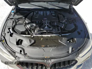 2024 BMW M8 Competition z VIN WBSGV0C02RCN81436, wystawiony jako Copart lot #76872664 z przebiegiem Nie podano mil oraz Nie do naprawy • Non repairable. Historia ofert i sprzedaży dostępna na DreamBid. Obrazek 11.
