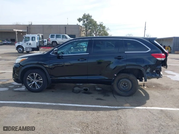 2018 Toyota Highlander LE with VIN 5TDBZRFH4JS881820, listed as a IAAI auction lot 41764445 with 133,174 mi miles. Bid and sale history available at carsss.com. Image 15.