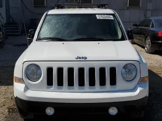 2014 Jeep Patriot Latitude z VIN 1C4NJPFA4ED529835, wystawiony jako Copart lot #57632435 z przebiegiem 150 979 mil mil oraz Czysty tytuł • Clean title. Historia ofert i sprzedaży dostępna na DreamBid. Obrazek 5.