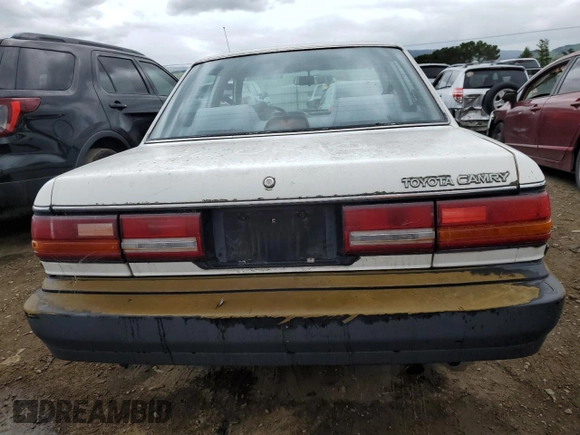 1991 Toyota Camry z VIN 4T1SV24E5MU355011, wystawiony jako Copart lot #51021185 z przebiegiem 135 881 mil mil oraz Czysty tytuł • Clean title. Historia ofert i sprzedaży dostępna na DreamBid. Obrazek 6.