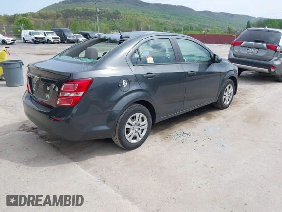 2017 Chevrolet Sonic LS z VIN 1G1JB5SG3H4135041, wystawiony jako IAAI lot #42168751 z przebiegiem 91 312 mil mil oraz . Historia ofert i sprzedaży dostępna na DreamBid. Obrazek 4.