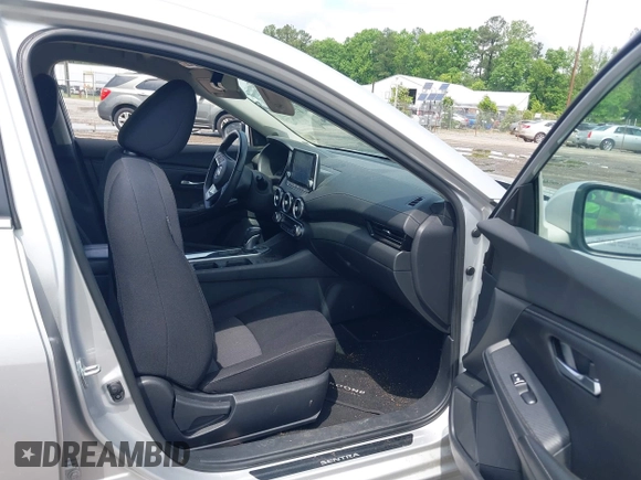 2021 Nissan Sentra SV z VIN 3N1AB8CV5MY299245, wystawiony jako IAAI lot #42180004 z przebiegiem 25 856 mil mil oraz . Historia ofert i sprzedaży dostępna na DreamBid. Obrazek 5.