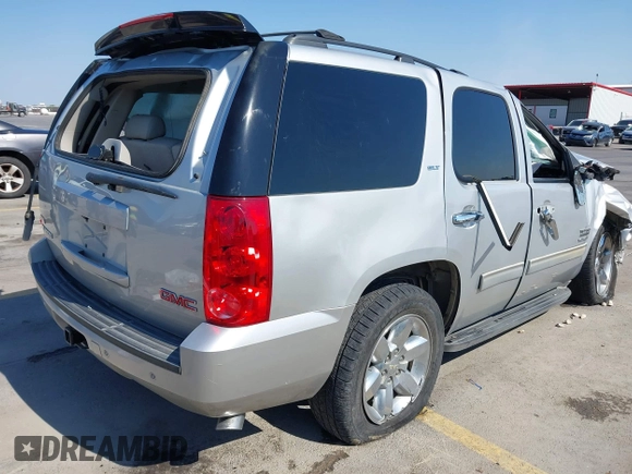 2010 GMC Yukon SLT with VIN 1GKUCCE01AR272822, listed as a IAAI auction lot 40572095 with 268,019 mi miles. Bid and sale history available at carsss.com. Image 4.