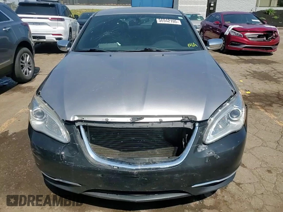 2014 Chrysler 200 Limited z VIN 1C3CCBCG2EN107848, wystawiony jako Copart lot #56942195 z przebiegiem 87 833 mil mil oraz Czysty tytuł • Clean title. Historia ofert i sprzedaży dostępna na DreamBid. Obrazek 14.