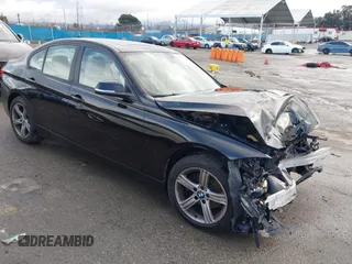 2015 BMW 3 Series 328i z VIN WBA3A5G54FNS90096, wystawiony jako IAAI lot #41778545 z przebiegiem 99 511 mil mil oraz . Historia ofert i sprzedaży dostępna na DreamBid. Obrazek 1.