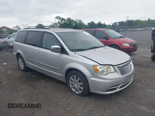 2011 Chrysler Town & Country Touring L z VIN 2A4RR8DG5BR611213, wystawiony jako IAAI lot #42244254 z przebiegiem 161 330 mil mil oraz . Historia ofert i sprzedaży dostępna na DreamBid. Obrazek 1.