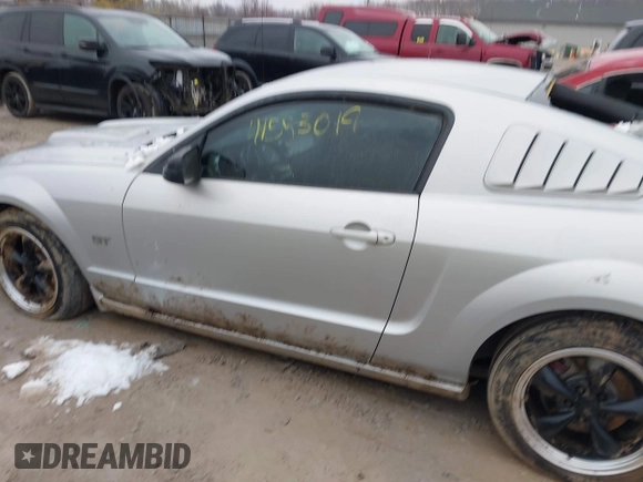 2005 Ford Mustang GT Deluxe z VIN 1ZVHT82H755103659, wystawiony jako IAAI lot #41553019 z przebiegiem 112 531 mil mil oraz . Historia ofert i sprzedaży dostępna na DreamBid. Obrazek 15.