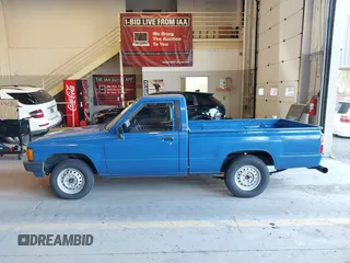 1985 Toyota Pickup z VIN JT4RN50RXF0083921, wystawiony jako IAAI lot #42029838 z przebiegiem 249 994 mil mil oraz . Historia ofert i sprzedaży dostępna na DreamBid. Obrazek 14.