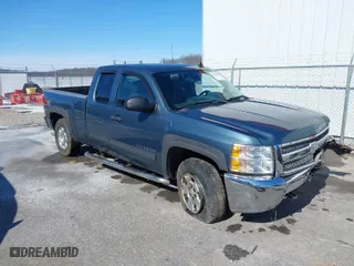 2013 Chevrolet Silverado 1500 LT with VIN 1GCRKSE75DZ253870, listed as a IAAI auction lot 41585450 with NaN miles. Bid and sale history available at carsss.com. Image 1.