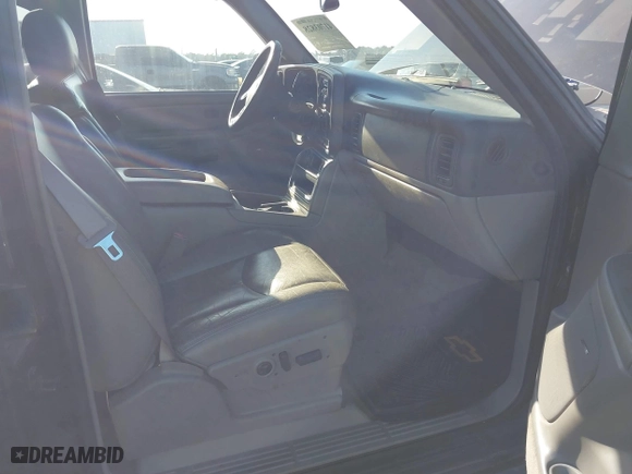 2004 Chevrolet Tahoe LT with VIN 1GNEC13ZX4J106072, listed as a IAAI auction lot 41703828 with 275,081 mi miles. Bid and sale history available at carsss.com. Image 5.