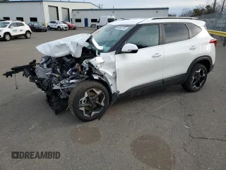 2025 Kia Seltos EX z VIN KNDERCAA8S7730222, wystawiony jako Copart lot #45842135 z przebiegiem Nie podano mil oraz Szkoda całkowita • Salvage title. Historia ofert i sprzedaży dostępna na DreamBid. Obrazek 1.