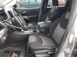 2017 Jeep Cherokee Altitude z VIN 1C4PJLAS9HW603566, wystawiony jako Copart lot #55071535 z przebiegiem 139 822 mil mil oraz Szkoda całkowita • Salvage title. Historia ofert i sprzedaży dostępna na DreamBid. Obrazek 7.