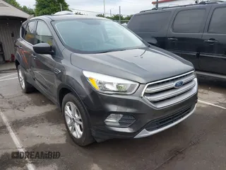 2017 Ford Escape SE z VIN 1FMCU0GD1HUB57031, wystawiony jako IAAI lot #42314307 z przebiegiem 125 805 mil mil oraz . Historia ofert i sprzedaży dostępna na DreamBid. Obrazek 1.