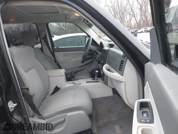 2008 Jeep Liberty Sport z VIN 1J8GN28KX8W187590, wystawiony jako IAAI lot #41440916 z przebiegiem 168 798 mil mil oraz . Historia ofert i sprzedaży dostępna na DreamBid. Obrazek 5.