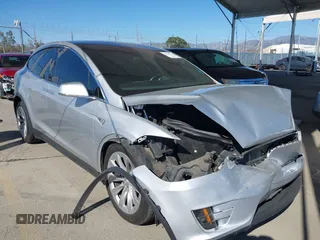 2016 Tesla Model X 70D z VIN 5YJXCBE25GF021322, wystawiony jako IAAI lot #41866368 z przebiegiem 95 072 mil mil oraz . Historia ofert i sprzedaży dostępna na DreamBid. Obrazek 1.