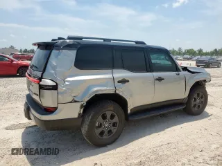 2024 Lexus GX 550 Premium z VIN JTJTBCDX3R5019851, wystawiony jako Copart lot #57393195 z przebiegiem 1890 mil mil oraz Szkody całkowita. Historia ofert i sprzedaży dostępna na DreamBid. Obrazek 3.