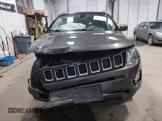 2019 Jeep Compass Latitude z VIN 3C4NJDBB3KT828901, wystawiony jako IAAI lot #41873087 z przebiegiem 49 107 mil mil oraz . Historia ofert i sprzedaży dostępna na DreamBid. Obrazek 12.